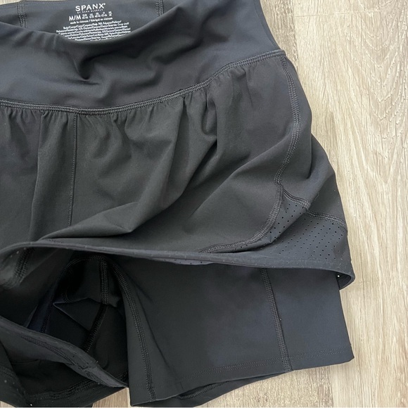 Spanx Get Moving Athletic Shorts size medium - Picture 7 of 8